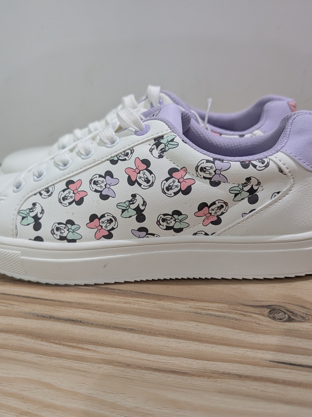 Disney Minnie Mouse Court Sneakers White Pastel Print Lace Up Shoes Women's - Picture 3 of 9